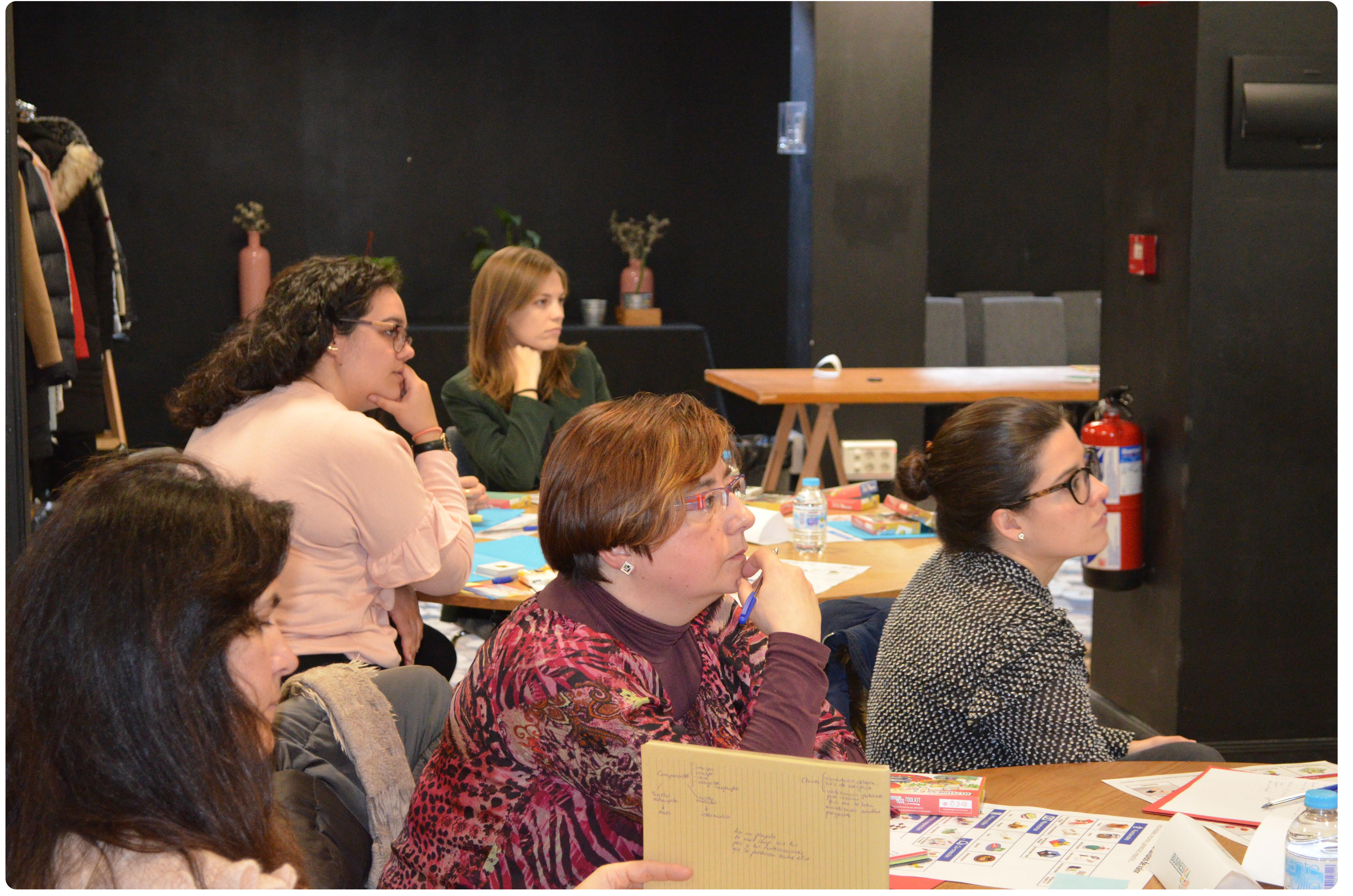 Fotografía de varias personas colaborando mientras utilizan Business4ALL